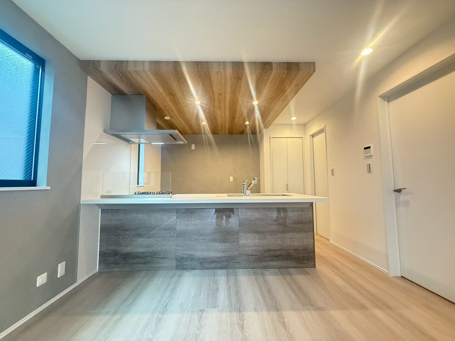 ペニンシュラキッチン・木目天井